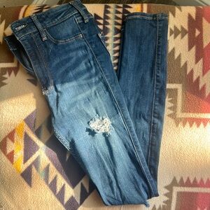 Barely worn Hollister jeans, perfect for pre-teens or petite women!!